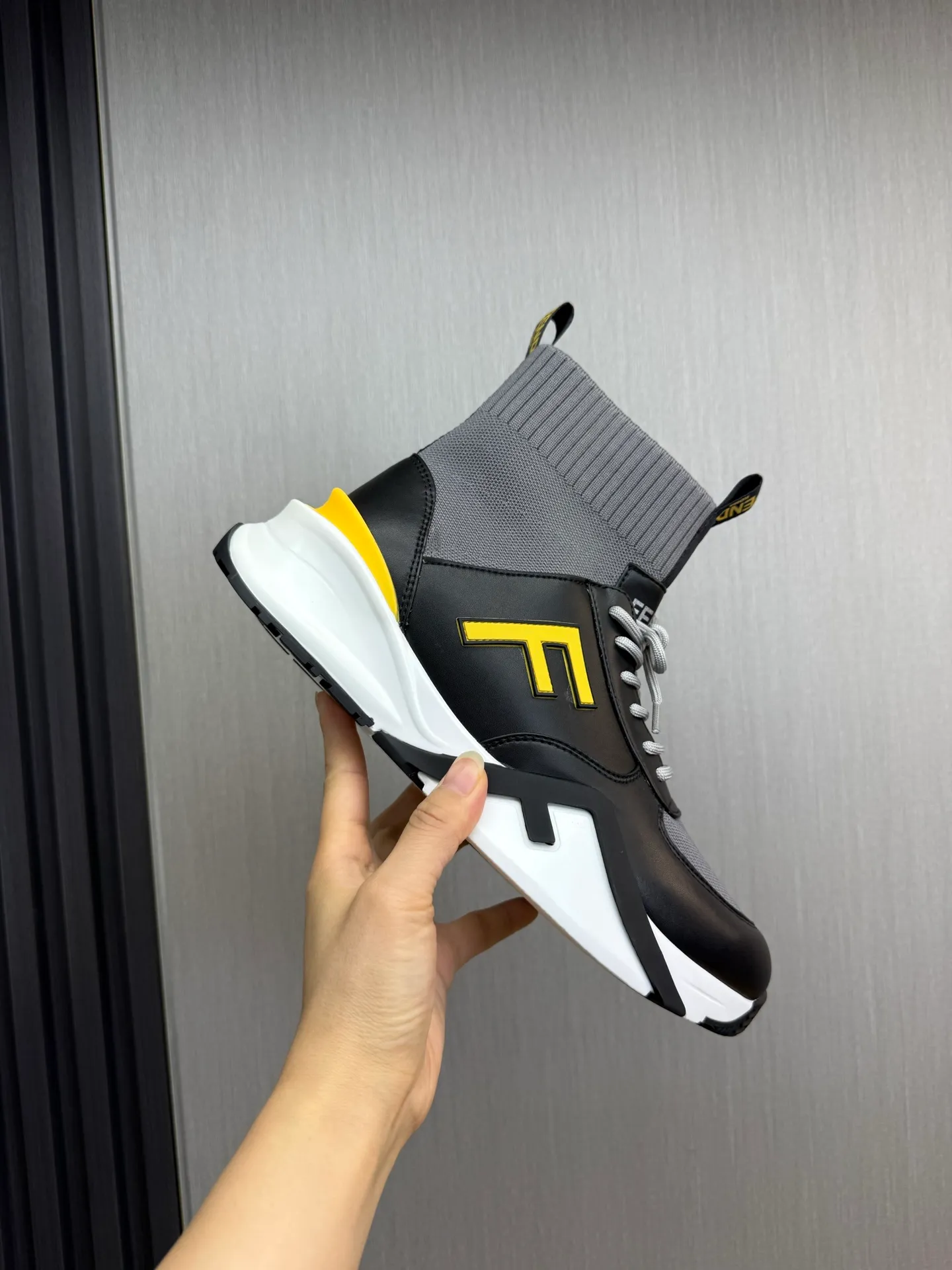 Men's men's shoes 💰560💰 Fendi [Fendi] hot style is on the market 🔥Fashionable casual men's shoes 🔱 Made of original brand fly knit fabric. Original cowhide + breathable mesh lining + sheepskin feet. Perfect shape and top quality, you deserve it 🔜Original rubber outsole, ultra-light, non-slip and wear-resistant 👣 Standard size 38-44